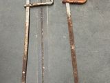 deux vieux outils qui traînent par terre