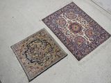 deux tapis posés côte à côte sur le sol