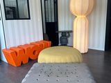 un lit fabriqué en plastique
