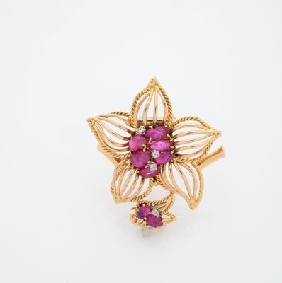 un gros plan d'une bague en or sertie de pierres roses