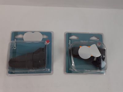 deux morceaux de plastique posés sur une table