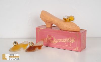 une boîte rose sur laquelle est représentée une paire de chaussures
