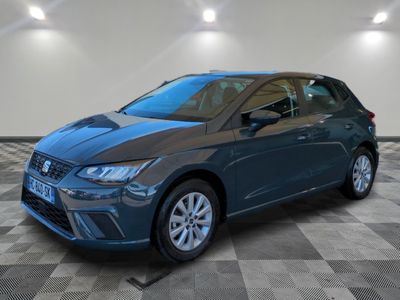 une voiture bleue est garée sur le sol à carreaux d'un garage