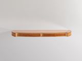une étagère en bois fixée au mur, sur fond blanc
