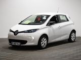 une photo d'une voiture blanche dans un showroom