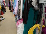 un portemanteau dans un magasin, avec une étiquette de prix dessus