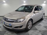 une photo d'une Opel argentée garée dans un garage