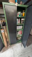 Sur la mezzanine : 2 armoires et leur contenu (1 contenant d… (photo 2)