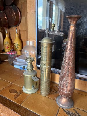 deux vases posés sur un comptoir devant une fenêtre