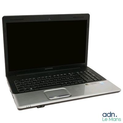 un ordinateur portable avec un écran noir sur fond blanc