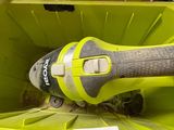 une boîte jaune contenant un outil et sur laquelle est apposée une étiquette de prix