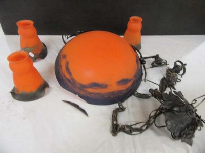 beaucoup de vases orange et de chaînes sur la table