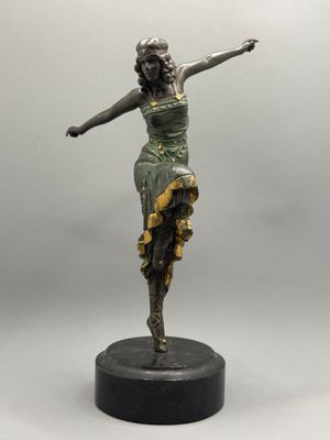 statue d'une femme en robe verte posée sur un socle noir