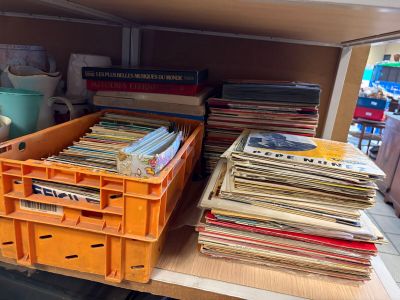 de nombreuses boîtes de disques sur une étagère