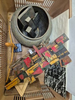 une boîte en bois remplie d'objets assortis sur une table