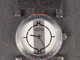gros plan d'une montre-bracelet avec un bracelet en cuir marron