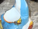 une figurine représentant un homme assis sur une table