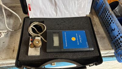 une boîte contenant un compteur, posée sur une table