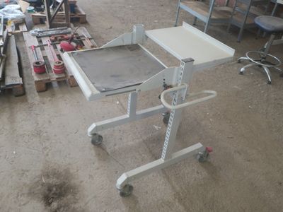 une image représentant une table sur laquelle est posé un plateau