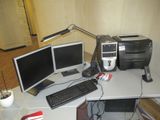 un bureau équipé d'un ordinateur et d'une imprimante