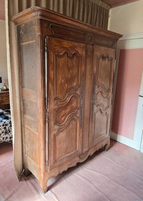 une photo d'une chambre à coucher avec un lit et une grande armoire