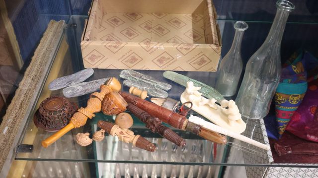 Lot : fumes cigarette en bois sculpté et os, gland à chapelet, pe...
