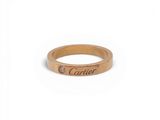 un gros plan d'une bague en or sur laquelle est gravé un nom