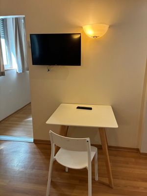 une petite table et une chaise dans un coin de la pièce