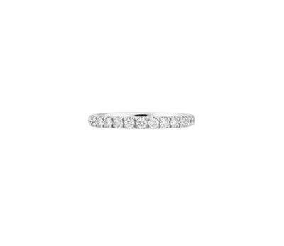 une alliance en or blanc sertie de diamants ronds taille brillant