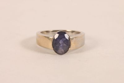 Bague en or gris 750 ‰ sertie d'une cordiérite de forme oval… - Photo 1
