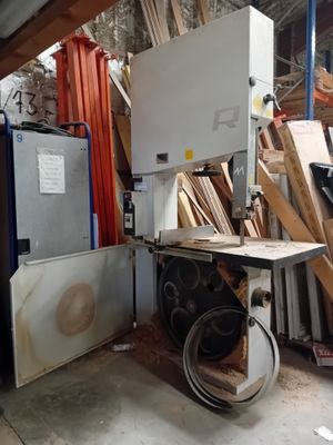 une photo d'une pièce avec un réfrigérateur et beaucoup de bois