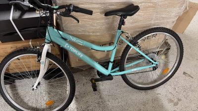 un vélo posé à côté d'un carton