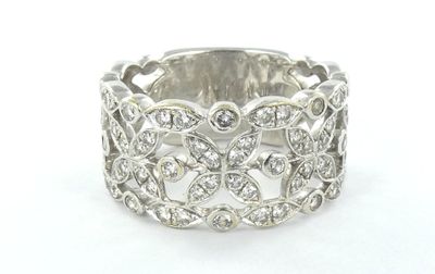 gros plan d'une bague en diamant sur fond blanc