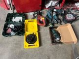 une boîte d'outils posée sur le sol à côté d'une boîte d'outils