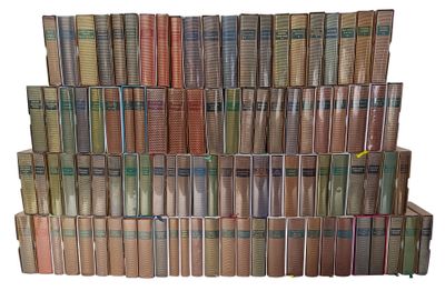 beaucoup de livres empilés les uns sur les autres