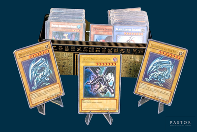 tout un tas de cartes qui traînent dans une boîte