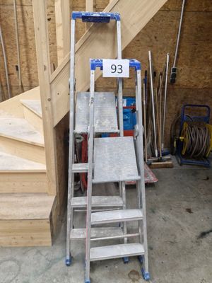 une échelle située à côté d'un escalier