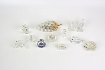 un ensemble de perles de verre et de perles disposées sur une surface blanche
