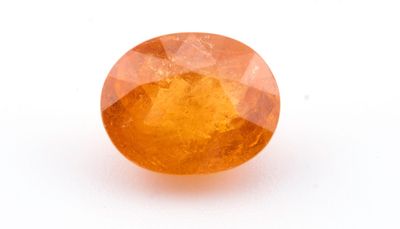un saphir orange sur fond blanc
