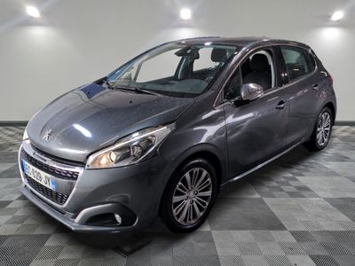 la voiture grise est garée sur un carrelage à carreaux
