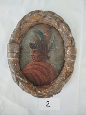 la photo d'une photo représentant un homme portant un chapeau à plumes
