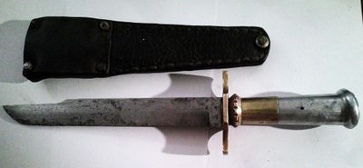 un couteau et un porte-couteau sur une table