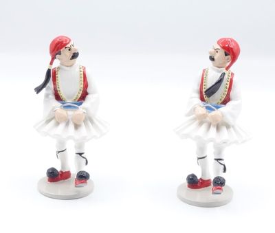 deux figurines représentant un homme et une femme en costume