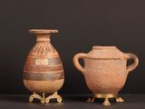 deux vases posés l'un à côté de l'autre sur une table