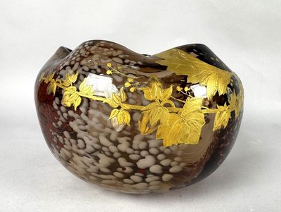 un vase en verre orné d'un décor à la feuille d'or