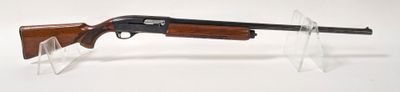 un vieux fusil de chasse avec un canon en bois et un socle en acrylique transparent