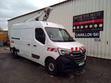une camionnette blanche garée devant un bâtiment