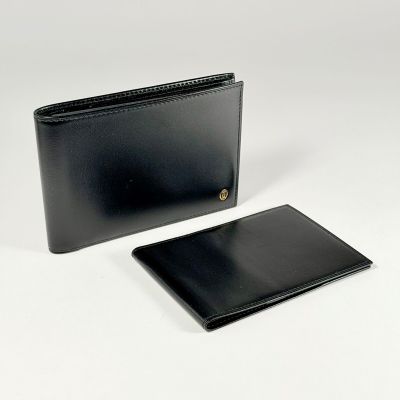 portefeuille et porte-cartes en cuir noir sur fond blanc