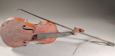 un vieux violon posé sur une table, à côté d'une corde