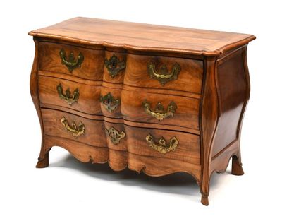image d'une commode en bois sur fond blanc